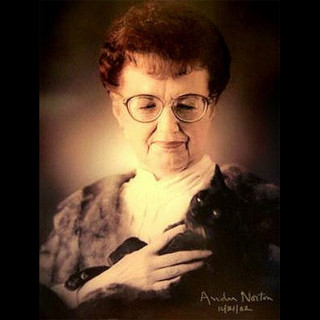 Андрэ Нортон со своей кошкой